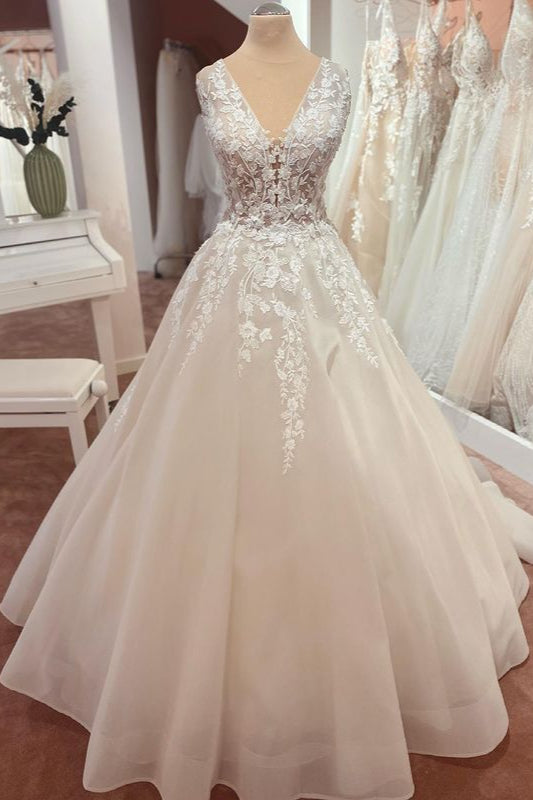 Beautiful Long A-Line Appliques Lace Tulle Wedding Dress