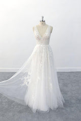 Elegant Long  A-line V-neck Appliques Tulle Backless Wedding Dress