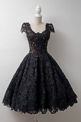 Short Timeless Scoop Knee-Length Cap Sleeves Black Lace Homecoming Dresses